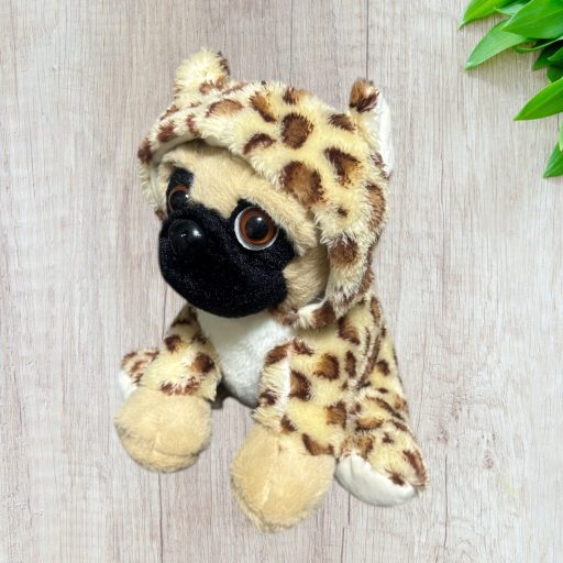 Mopsz kutya, leopárd mintás ruhában 