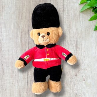 Keel Toys maci-londoni testőrség ruhában 